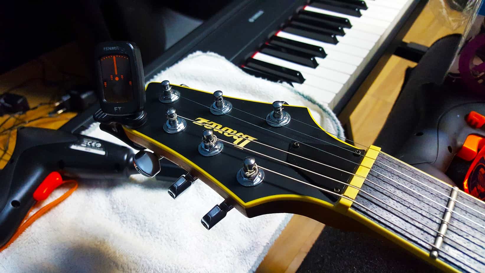 How to Test a Guitar A Guide for Buying New or Used Beginner Guitar HQ