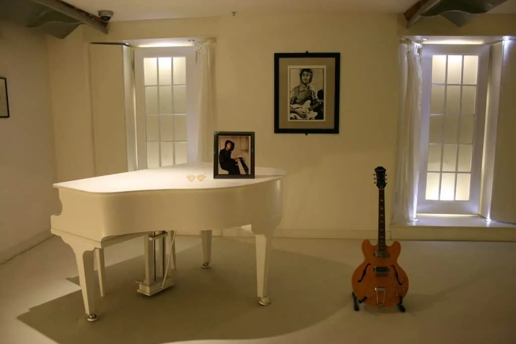 7 white piano and guitar