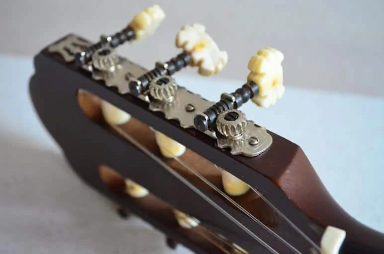 Guitar with 3 on plate tuning peg