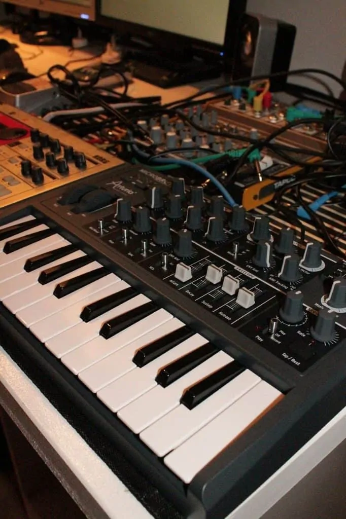 COMPACT SIZED SYNTHESIZER