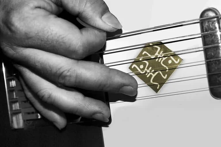 4 metal guitar strings