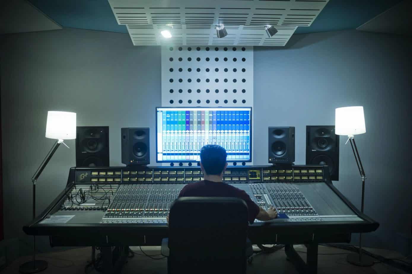 The Best Powered Speakers for Home Studio? Beginner Guitar HQ