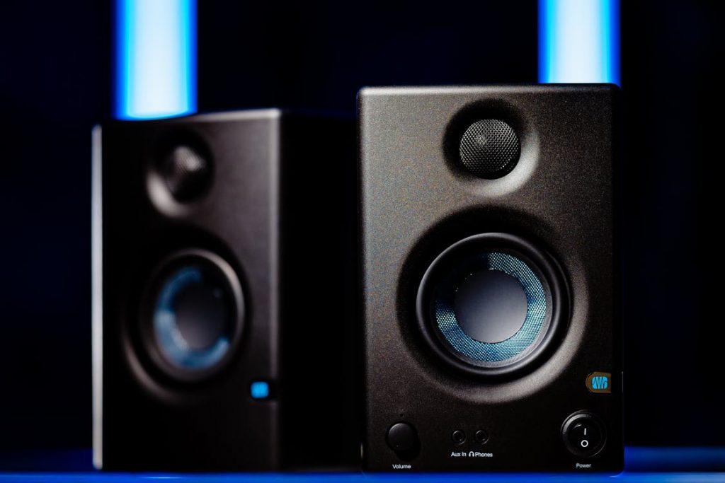 6. Stereo speakers playback source